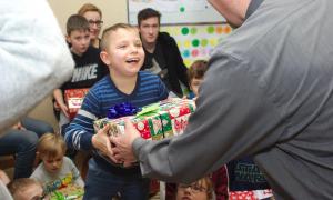 Świąteczna paczka - odbarowywanie dzieci w Kościele Chrześcijan Baptystów