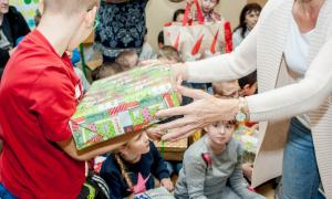 Świąteczna paczka - odbarowywanie dzieci w Kościele Chrześcijan Baptystów